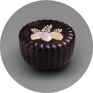 青貝桐菊形錆塗食籠