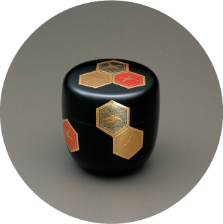 亀甲鶴蒔絵大棗